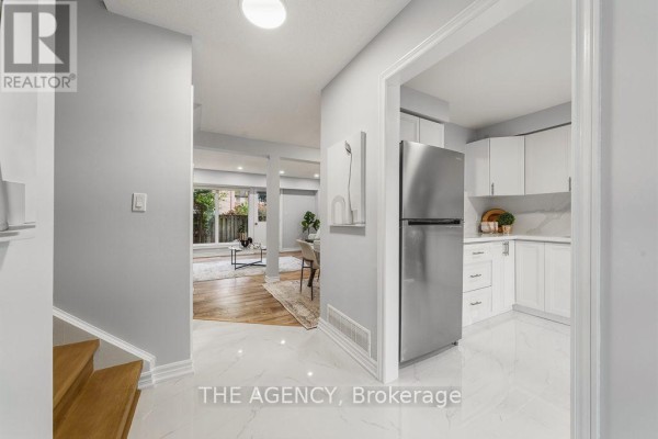 Kitchen - 32 - 1 Wootten Way S, Markham, ON L3P3H7 Photo 3
