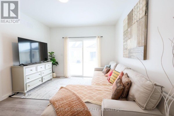 Living room - 32 - 100 Highriver Trail, Welland, ON L3C0H6 Photo 3