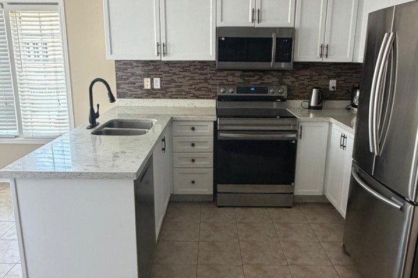 Kitchen - 32 - 5110 Fairview Street, Burlington, ON L7L7H6 Photo 2