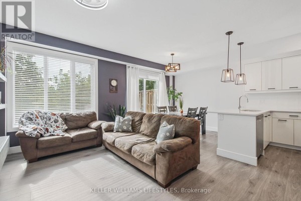 Living room - 32 - 601 Lions Park Drive, Strathroy Caradoc, ON N0L1W0 Photo 4