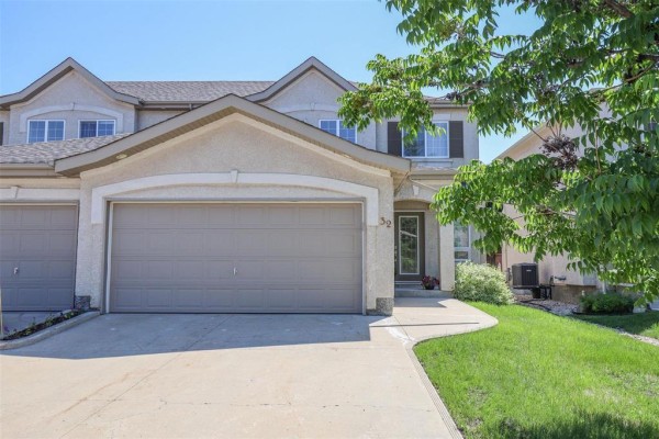 Exterior of townhouse at 32 495 Island Shore Boulevard, Winnipeg with garage and front entrance. - 32 495 Island Shore Boulevard, Winnipeg