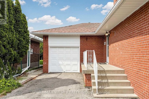 Kitchen - 32 Allonsius Drive, Toronto, ON M9C3N5 Photo 3