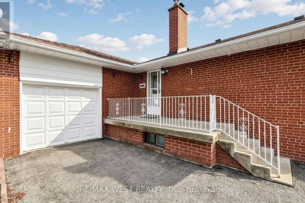 Family room - 32 Allonsius Drive, Toronto, ON M9C3N5 Photo 4