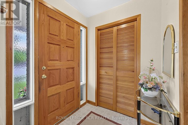 Dining room - 32 Bartel Drive, Toronto, ON M3N1C9 Photo 3