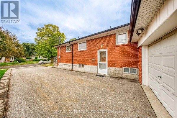 Kitchen - 32 Bromton Drive, Toronto, ON M1P4B8 Photo 5