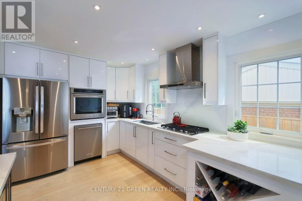 Kitchen - 32 Castlebar Road, Toronto, ON M8Z2J5 Photo 5