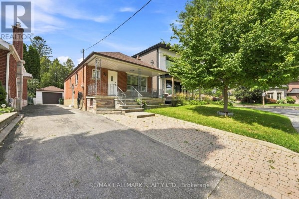 Primary Bedroom - 32 Denvale Road, Toronto, ON M4B3B5 Photo 4