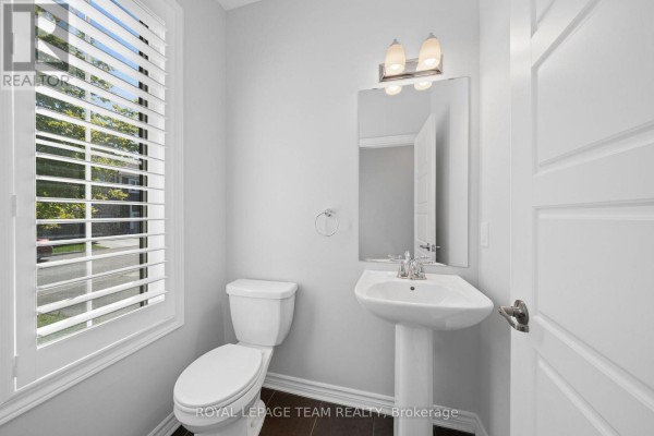Bathroom - 32 Escallonia Court, Ottawa, ON K2S0W9 Photo 4