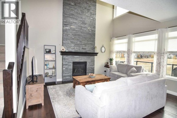 Living room - 32 Evansborough Hill Nw, Calgary, AB T3P0M8 Photo 2
