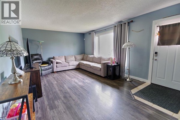 Living room - 32 Lemoyne Crescent W, Lethbridge, AB T1K4A5 Photo 5