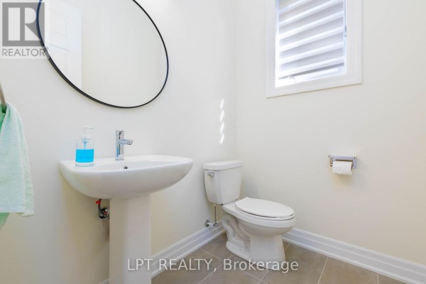 Kitchen - 32 Max Bulmer Court, Georgina, ON L3X3J9 Photo 4