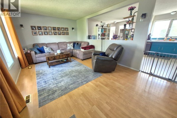 Living room - 32 Metheral Bay, Weyburn, SK S4H2M6 Photo 2