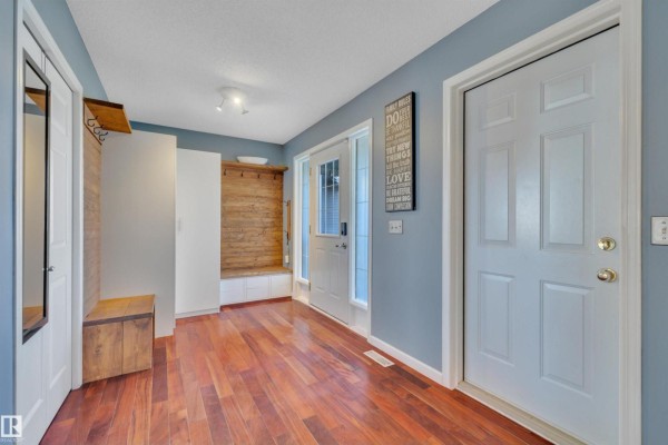 Kitchen - 32 Moberg Rd, Leduc, AB T9E8A6 Photo 3