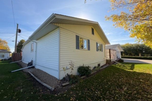 Foyer - 32 Newton Bay, Roblin, MB R0L1P0 Photo 5