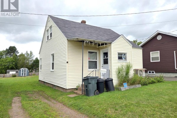 Living room - 32 Poplar Street, Amherst, NS B4H1L7 Photo 2