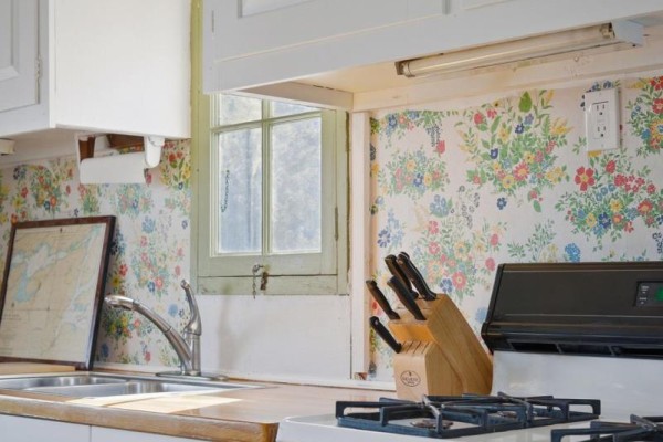 Kitchen with floral wallpaper, gas stove, and sink - 32 Quinte View Road Greater Napanee