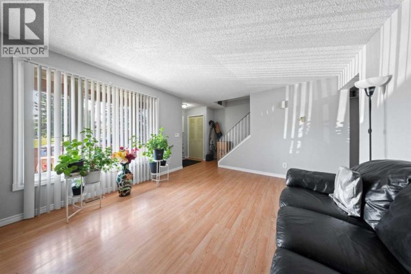 Living room - 32 Shawmeadows Road Sw, Calgary, AB T2Y1B2 Photo 4