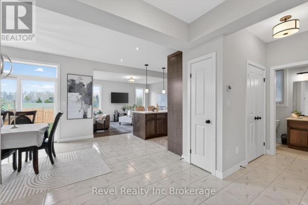 Foyer - 32 Sutherland Crescent, Ingersoll, ON N5C0E3 Photo 5