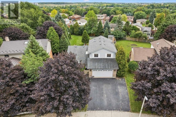 Primary Bedroom - 32 Thornhill Drive, Guelph, ON N1H8B6 Photo 2