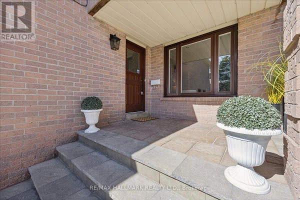 Dining room - 32 Valley Centre Drive, Toronto, ON M1X1L3 Photo 4