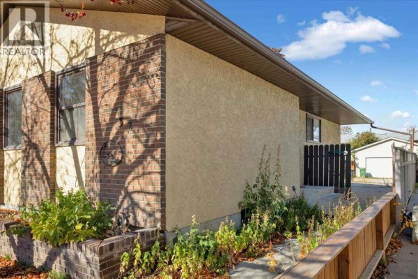 Kitchen - 32 Whitman Crescent Ne, Calgary, AB T1Y4H6 Photo 3