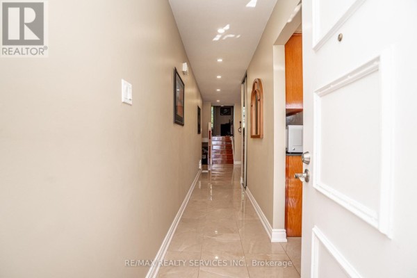 Bedroom 2 - 32 Winterfold Drive, Brampton, ON L6V3T2 Photo 4