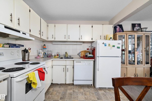 Kitchen - #320 8604 Gateway Bv Nw, Edmonton, AB T6E4B6 Photo 3