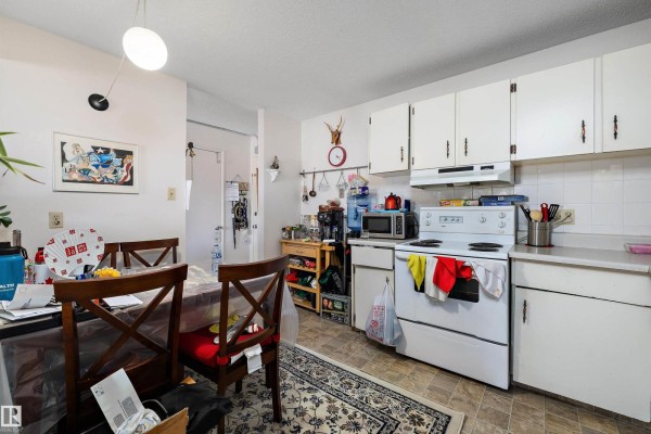 Primary Bedroom - #320 8604 Gateway Bv Nw, Edmonton, AB T6E4B6 Photo 4