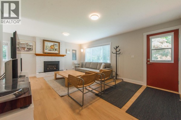 320 Cochrane Road, Gibsons, BC V0N1V8 Photo 3