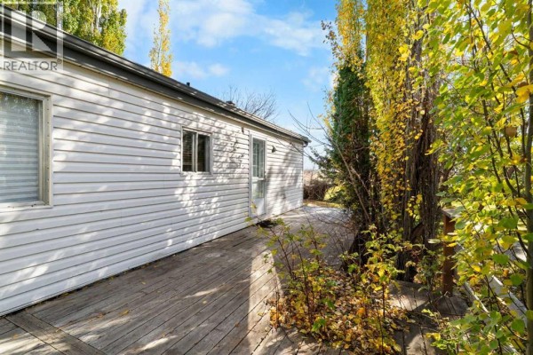 Dining room - 320 Railway Avenue Nw, Langdon, AB T0J1X2 Photo 5