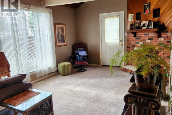 Living room - 3203 50 Avenue, Lloydminster, SK S9V0N8 Photo 2