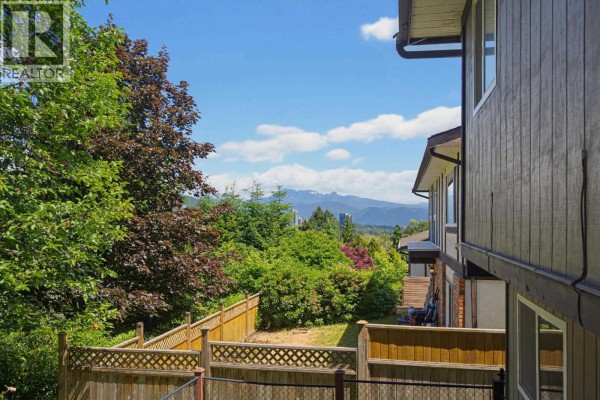 3204 Mariner Way, Coquitlam, BC V3C4K7 Photo 2