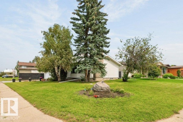 Family room - 3205 104a St Nw, Edmonton, AB T6J4H7 Photo 4