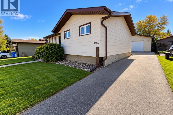 Living room - 3205 Bliss Crescent, Prince Albert, SK S6V7M1 Photo 2