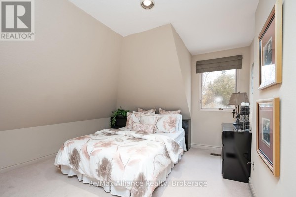 3206 Shoreline Drive, Oakville, ON, photo 2