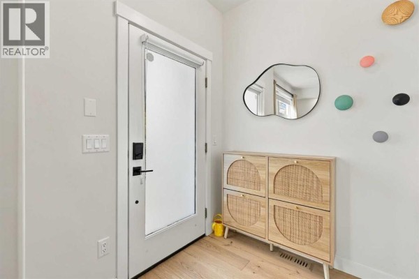 Living room - 3209 16 Street Sw, Calgary, AB T2T1S6 Photo 3
