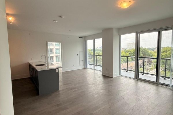 Living room - 321 - 2452 Bloor Street W, Toronto, ON M6S4E4 Photo 3