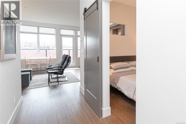 Entryway with sliding barn door, leading to living area and bedroom. - 321 515 Chatham St, Victoria
