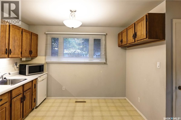 Living room - 321 Winnipeg Avenue N, Saskatoon, SK S7L3P3 Photo 4