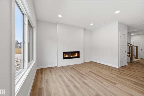 Kitchen - 3212 Dixon Wy Sw, Edmonton, AB T6W5L3 Photo 3