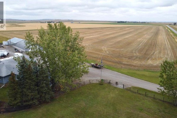 Living room - 32126 Coal Trail W, Rural Foothills County, AB T1V1M6 Photo 2