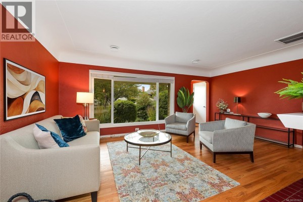 3213 Aldridge St, Saanich, BC, photo 2