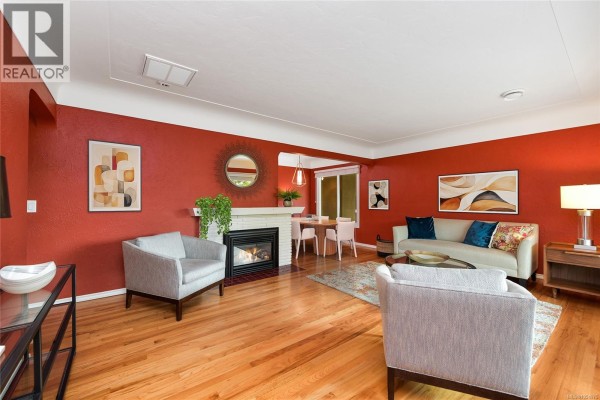 3213 Aldridge St, Saanich, BC, photo 3