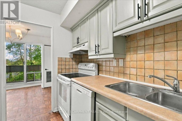 Kitchen - 322 - 1300 Marlborough Court, Oakville, ON L6H2S2 Photo 3