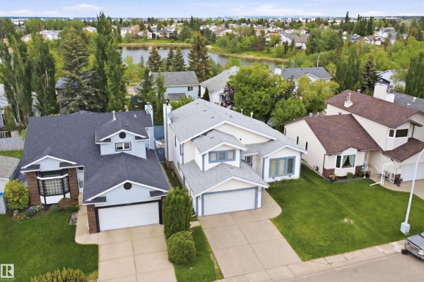 Family room - 3220 42a Av Nw, Edmonton, AB T6T1E5 Photo 4