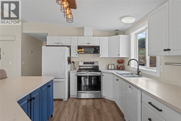 Full ensuite bathroom - 3227 Shuswap Road, Kamloops, BC V2H1T1 Photo 5