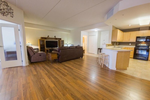 323 457 9th., Street, Brandon, MB R7A3K8 Photo 5