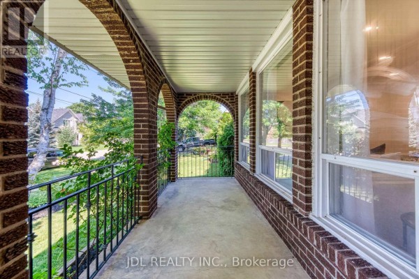 323 Warminster Drive S, Oakville, ON, photo 2
