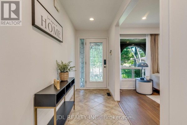 323 Warminster Drive S, Oakville, ON, photo 3