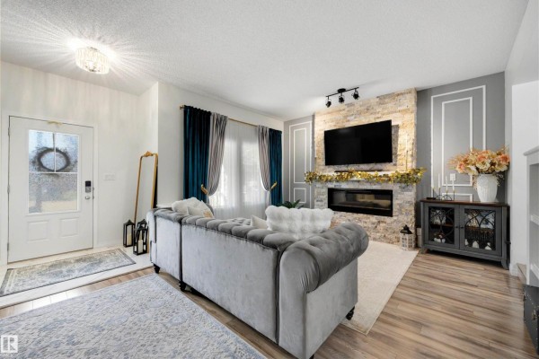 Kitchen - 3231 Cherry Cr Sw, Edmonton, AB T6X1Y5 Photo 3